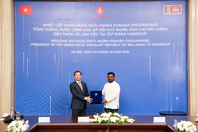 Phó Chủ tịch kiêm Tổng giám đốc Tập đoàn Vingroup Nguyễn Việt Quang gửi tặng Tổng thống Sri Lanka món quà kỷ niệm biểu trưng cho khát vọng phát triển của Tập đoàn Vingroup.
