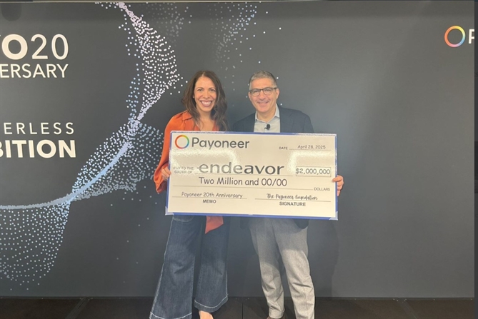 Ông John Caplan, CEO Payoneer và bà Linda Rottenberg, CEO Endeavor  cùng tấm séc trị giá 2 triệu USD từ Quỹ Payoneer