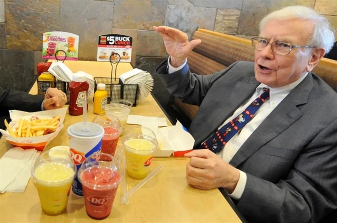 Tỷ phú Mỹ Warren Buffett thưởng thức đồ ăn nhanh hồi năm 2013. Ảnh: Insider