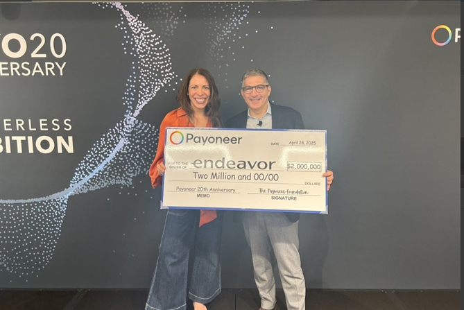 Ông John Caplan, CEO Payoneer và bà Linda Rottenberg, CEO Endeavor cùng tấm séc trị giá 2 triệu USD từ Quỹ Payoneer
