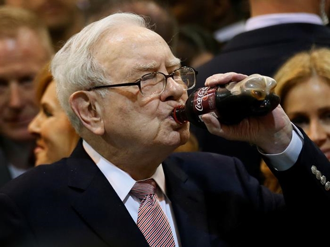 Tỷ phú Warren Buffett uống tới 5 lon Coca-Cola mỗi ngày và gọi đây là 
