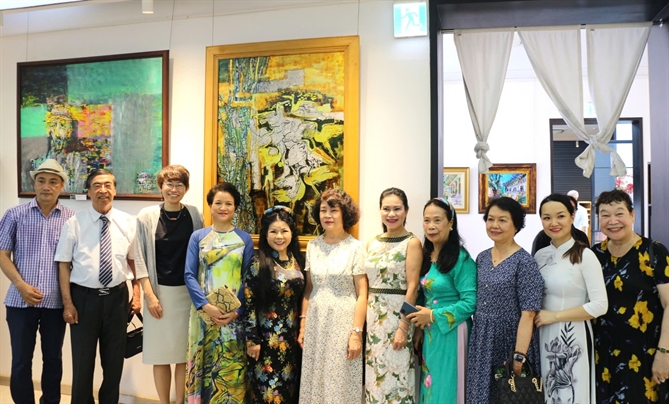 Đại biểu, khách mời thăm quan triển lãm tranh 