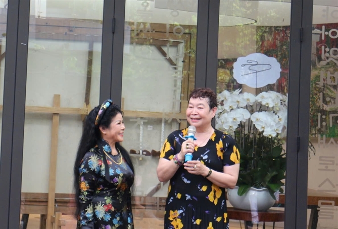 Bà Mai Thị Ngọc Oanh, Phó Chủ tịch Hội Mỹ thuật Việt Nam chúc mừng hoạ sĩ Văn Dương Thành
