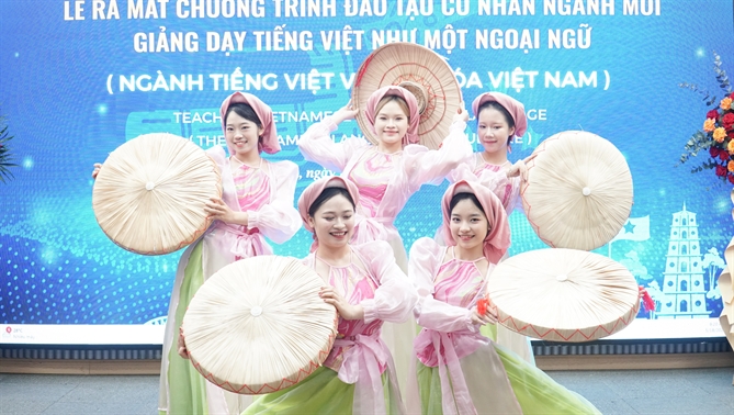 Phần dẫn dắt chương trình và các tiết mục văn nghệ hấp dẫn của sinh viên là điểm nhấn tạo nên không khí giao thoa văn hóa và hội nhập