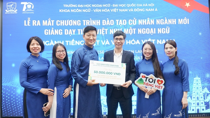 Cựu sinh viên quốc tế trao học bổng trong Lễ ra mắt chương trình đào tạo