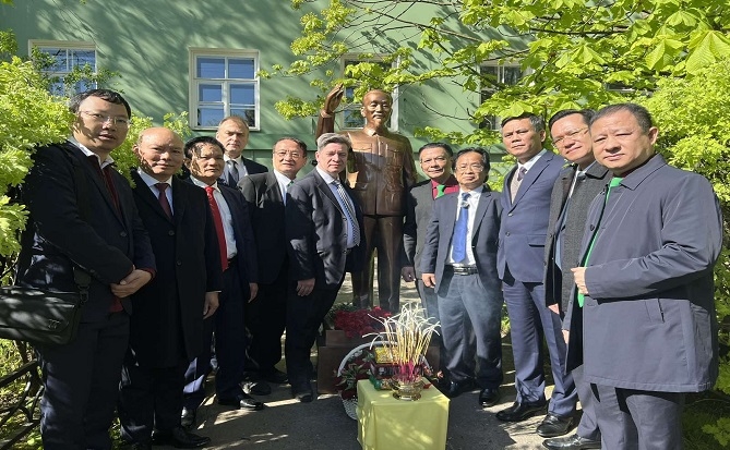 Tượng Chủ Tịch Hồ Chí Minh an vị tại Đại học Quốc gia Saint Petersburg được đúc bằng đồng nguyên khối, cao 2,1m (gồm thân tượng và chân đế), nặng 800 kg, thể hiện hình ảnh Bác Hồ giơ tay chào