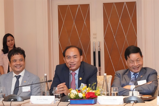 Phó Tổng giám đốc Vietjet (giữa) chia sẻ về hợp tác hiệu quả của Vietjet với các doanh nghiệp Pháp