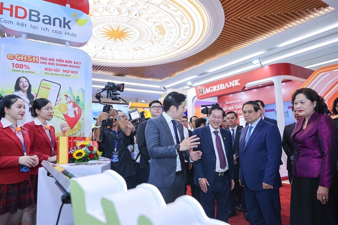Thủ tướng Chính phủ, Thống đốc Ngân hàng Nhà nước và đoàn lãnh đạo tham quan không gian số của HDBank tại sự kiện - Ảnh: HDBank 