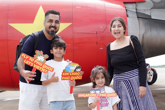 Đại diện Vietjet chào mừng những hành khách đầu tiên trên chuyến bay từ Singapore đến với Đảo ngọc Phú Quốc
