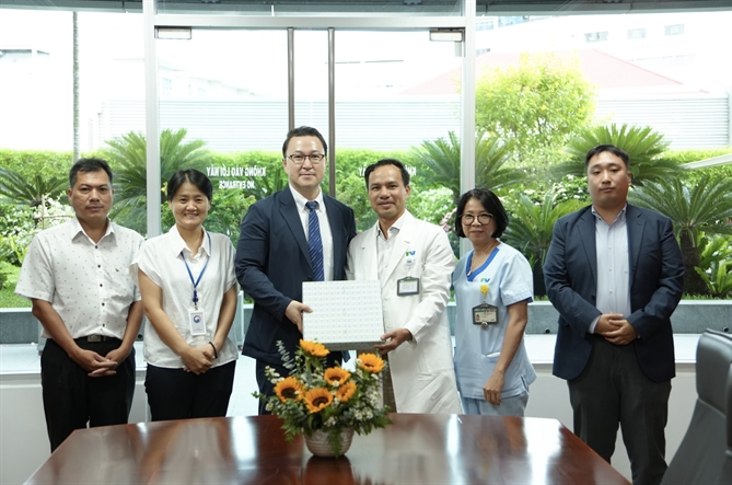 Đại diện Tổng lãnh sự quán Hàn Quốc tri ân đội ngũ y bác sĩ Bệnh viện FV