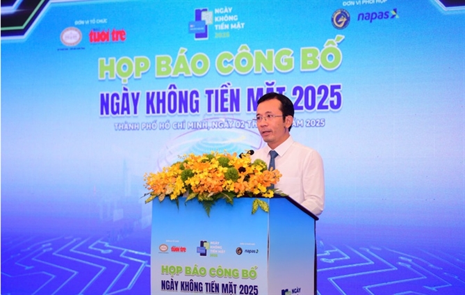 Nhà báo Trần Xuân Toàn – phó tổng biên tập báo Tuổi Trẻ phát biểu tại họp báo. Ông cho rằng sự phát triển của phương thức thanh toán không tiền mặt đã góp phần thúc đẩy nền kinh tế số của đất nước.