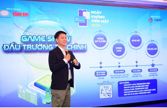 Ông Võ Hùng Thuật - giám đốc Trung tâm Dịch vụ truyền thông báo Tuổi Trẻ trình bày các nội dung hấp dẫn về chuỗi hoạt động Ngày không tiền mặt 2025