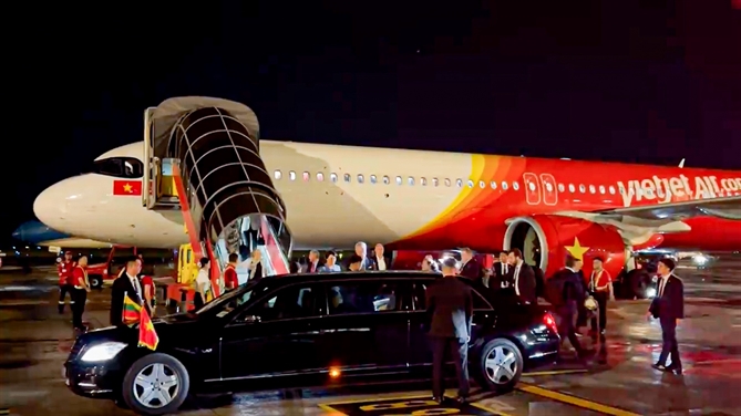 Tong thong Litva den Ha Noi tren chuyen co Vietjet