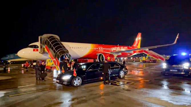 Tong thong Litva den Ha Noi tren chuyen co Vietjet