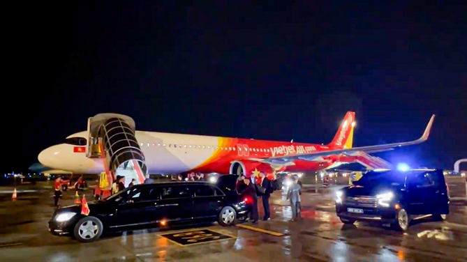 Tong thong Litva den Ha Noi tren chuyen co Vietjet