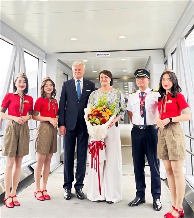 Tong thong Litva den Ha Noi tren chuyen co Vietjet