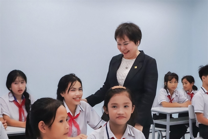 Bà Cao Thị Ngọc Dung thăm hỏi và động viên các em học sinh tại Trường PTDTBT Trà Hiệp. Ảnh: Hoàng Linh