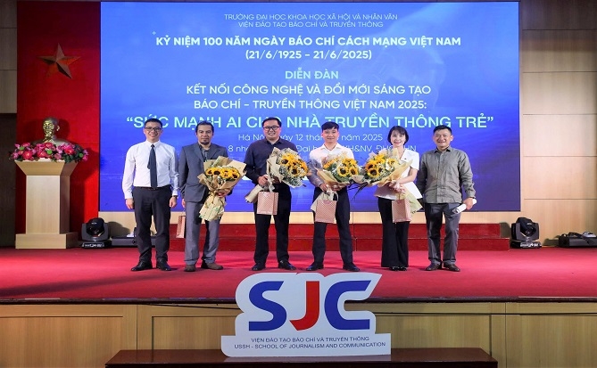 TS. Phan Văn Kiền, Viện trưởng Viện Đào tạo Báo chí và Truyền thông cảm ơn các chuyên gia, diễn giả