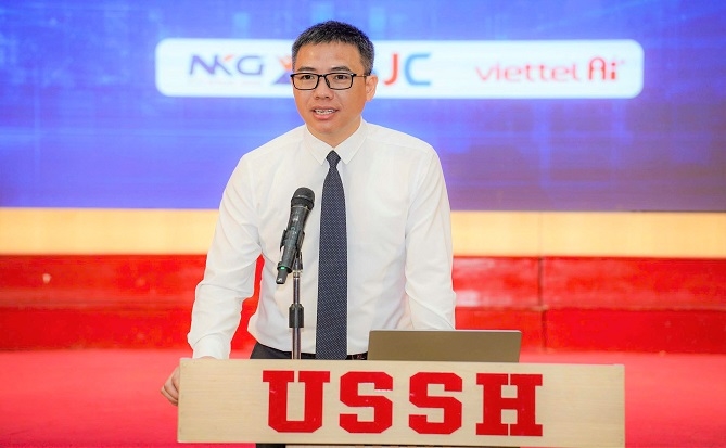 TS. Phan Văn Kiền, Viện trưởng Viện Đào tạo Báo chí và Truyền thông phát biểu tại tọa đàm