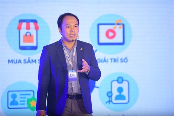 Ông Nguyễn Hưng Nguyên - phó tổng giám đốc Napas - trình bày tham luận Vai trò chất xúc tác của thanh toán số trong phát triển kinh tế - Ảnh: QUANG ĐỊNH