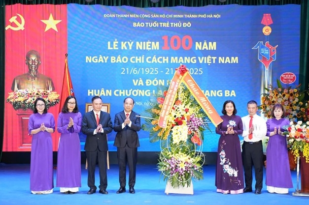Đồng chí Nguyễn Thị Tuyến, Ủy viên Trung ương Đảng, Chủ tịch Hội Liên hiệp Phụ nữ Việt Nam lên tặng hoa, chúc mừng Báo Tuổi trẻ Thủ đô