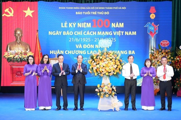 Đồng chí Hoàng Trung Dũng, Ủy viên Trung ương Đảng, TBT Tạp chí Cộng sản tặng hoa chúc mừng báo Tuổi trẻ Thủ đô