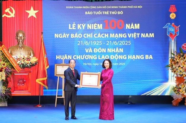 Đồng chí Vũ Thu Hà - Thành ủy viên, Phó Chủ tịch UBND thành phố Hà Nội trao Bằng khen của Thủ tướng Chính phủ cho Nhà báo Nguyễn Mạnh Hưng - Tổng Biên tập Báo Tuổi trẻ Thủ đô vì đã có thành tích xuất sắc trong trong công tác bồi dưỡng, nâng cao nhận thức của thanh thiếu niên, góp phần phát triển kinh tế, xã hội của Thủ đô giai đoạn 2020 - 2024