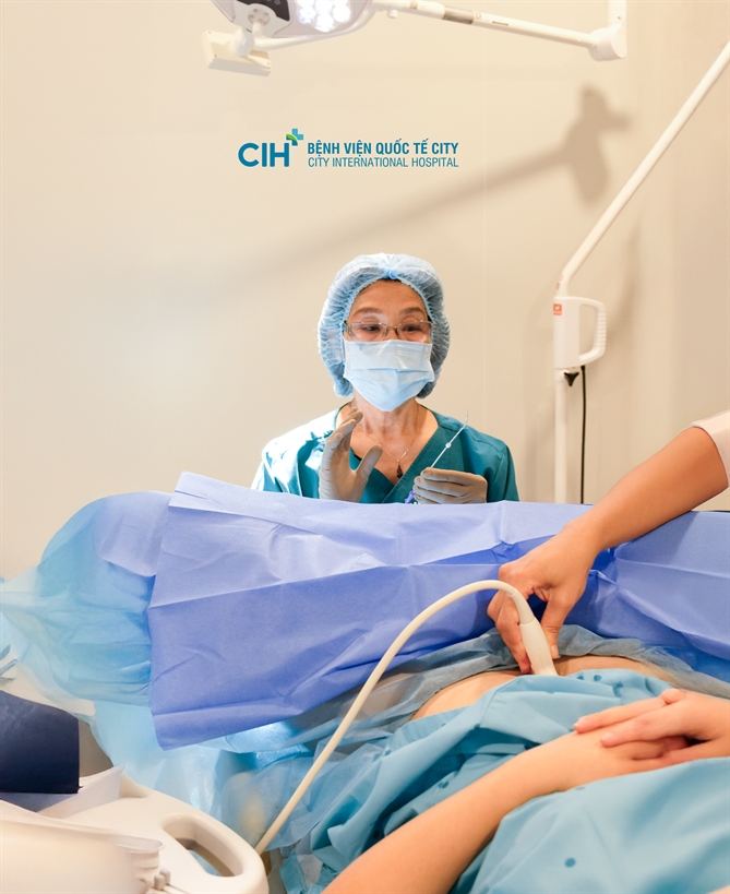 Bác sĩ Sương thực hiện chuyển phôi cho người vợ có hình dạng tử cung bất thường bằng thiết bị kỹ thuật cao. Ảnh. P.QP 