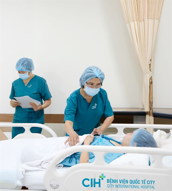 Bác sĩ Sương chăm sóc người bệnh sau chuyển phôi. Ảnh. P.QP 