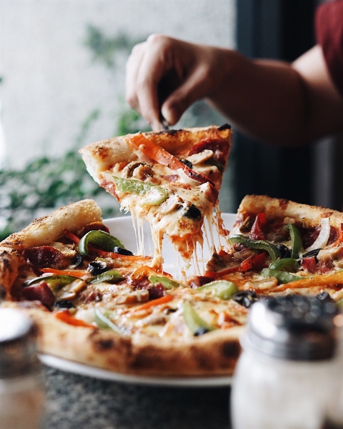 Món Bulgogi Pizza cảm hứng Hàn Quốc sáng tạo tại Ember & Sip (Moire Hoi An, Vignette Collection)