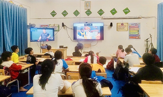Elementary school students in Thai Nguyen province are participating in an ESL class with a native teacher through the OMO (Online-Merge-Offline) model.