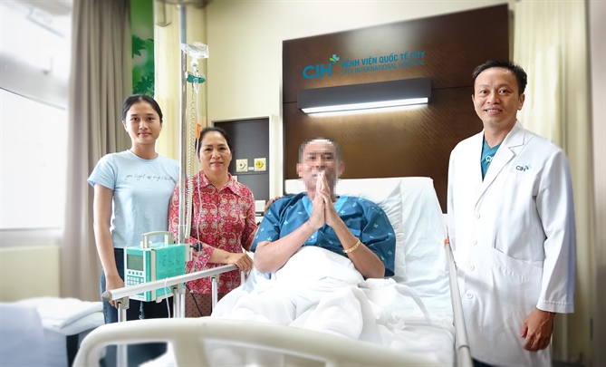 Bác sĩ Nguyễn Văn Nhôm thăm hỏi và chúc mừng bệnh nhân hồi phục tốt. Ảnh P.Q.P