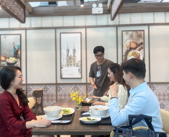 Mỗi nhà hàng một phong cách ẩm thực đặc trưng: Cuisine de Saigon: mộc mạc, ấm áp; The Phoenix: tinh tế, sang trọng