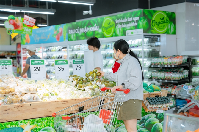 Khách hàng mua sắm tại hệ thống cửa hàng siêu thị của WinCommerce.