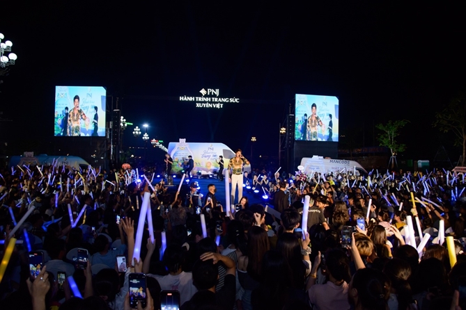 Sự kiện trong khuôn khổ “Hành trình Trang sức xuyên Việt” thu hút đông đảo khách tham dự (Ảnh: Hoàng Nga)