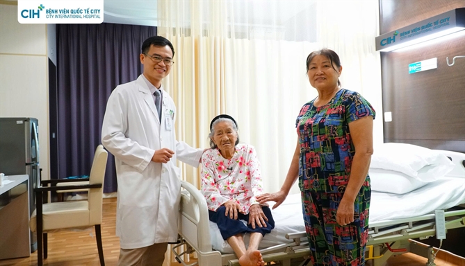 Dau chan phai du doi, cu ba 100 tuoi o Lam Dong phat hien bi tac dong mach chi duoi