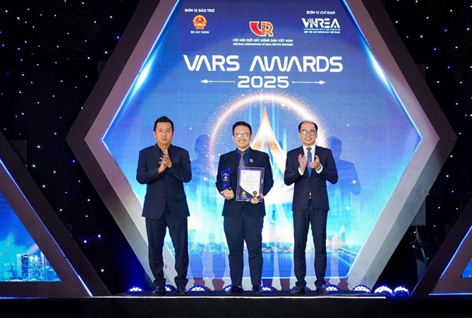 Ông Nguyễn Quốc Anh – Phó Tổng Giám đốc Batdongsan.com.vn nhận giải Top 1 Thương hiệu Công nghệ bất động sản Việt Nam tại VARS AWARDS.