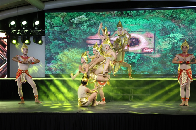 Mở màn là điệu múa Apsara gợi nhớ đến nền văn hóa Chăm Pa từng rực rỡ trên mảnh đất này. 