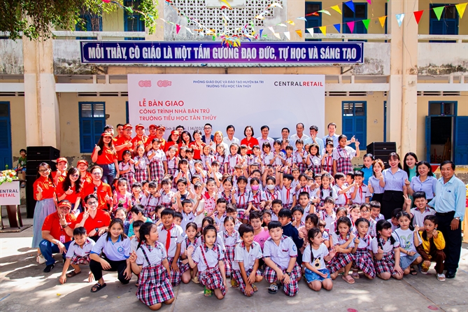 2 Niềm vui của các thầy cô và học sinh của trường tiểu học Tân Thủy khi công trình Nhà bán trú chính thức đưa vào sử dụng