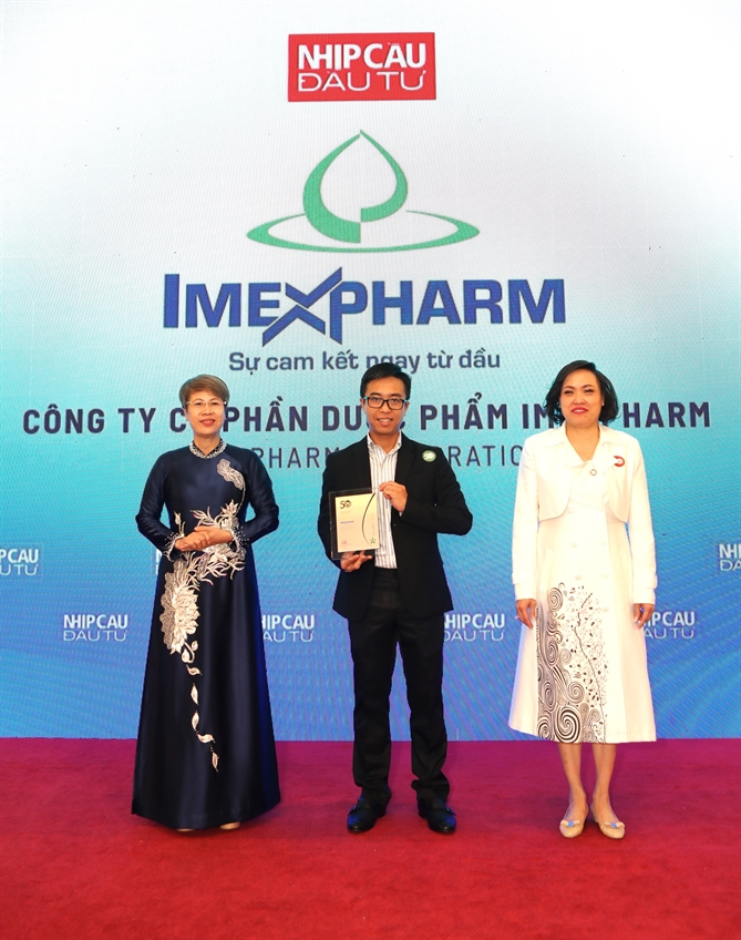 Ông Nguyễn Quốc Huy (giữa), Phó Trưởng Phòng Truyền Thông và Thương Hiệu của Imexpharm, đại diện công ty nhận kỷ niệm chương CSA 2025. Ảnh Imexpharm