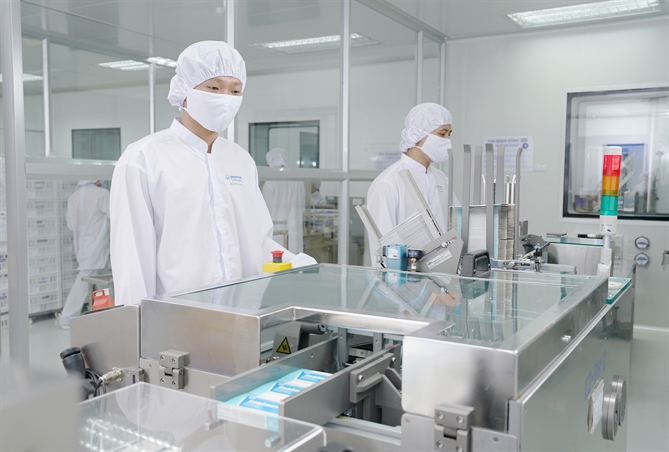 Một phần dây chuyền sản xuất thuốc gói tại nhà máy EU-GMP của Imexpharm