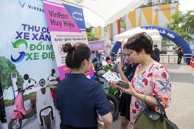 Đổi xe máy xăng lấy xe điện thu hút người dân Hà Nội, TP.HCM, Hưng Yên Các dòng xe máy điện VinFast đang có mức giá tốt chỉ từ 12 triệu đồng.