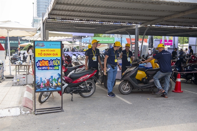 Đổi xe máy xăng lấy xe điện thu hút người dân Hà Nội, TP.HCM, Hưng Yên Những chiếc xe máy xăng được người dân mang tới thẩm định phủ kín bãi xe ở Hà Nội.