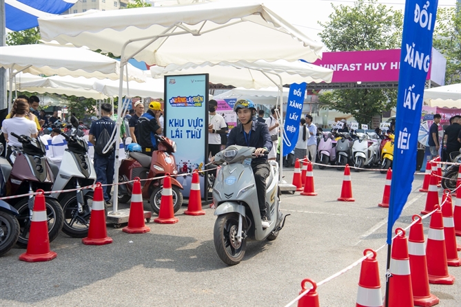 Đổi xe máy xăng lấy xe điện thu hút người dân Hà Nội, TP.HCM, Hưng Yên Anh Trần Đức Dương (Hà Nội) đang lái thử xe máy điện VinFast.