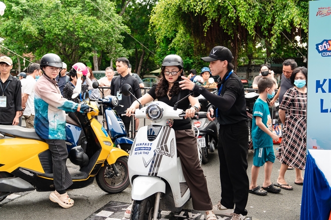 Đổi xe máy xăng lấy xe điện thu hút người dân Hà Nội, TP.HCM, Hưng Yên Người dùng tại TP.HCM có thể trải nghiệm đầy đủ các dòng xe máy VinFast tại các điểm sự kiện.