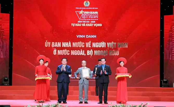 Ủy ban Nhà nước về NVNONN được vinh danh tại chương trình Vinh quang Việt Nam năm 2025