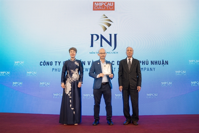 Đại diện PNJ nhận giải thưởng Top 50 CSA 2025. Ảnh: Việt Hùng 