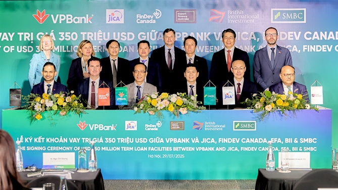  Representatives from embassies, leaders of VPBank, SMBC, and Development Finance Institutions (DFIs), bilateral agencies attended the signing ceremony of a syndicated loan worth USD 350 million