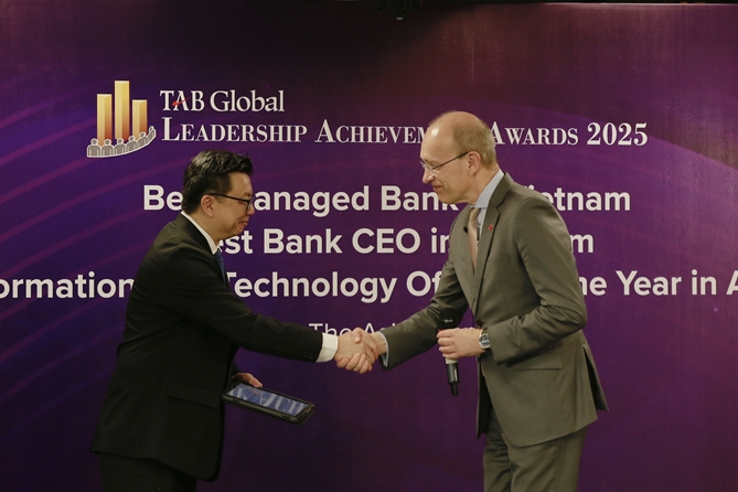 CEO trong buổi nhận giải từ TAB