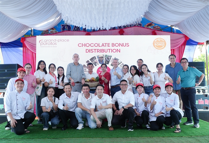 Sự kiện phát thưởng Chocolate Bonus tại vùng Tây Nguyên với sự tham dự của Ngài Karl Van den Bossche - Đại sứ Vương quốc Bỉ tại Việt Nam. Nguồn ảnh: Puratos Grand-Place Việt Nam.